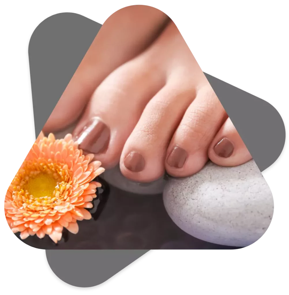 Nahaufnahme von einem Fuß, die Fußnägel sind mit Nagellack lackiert.