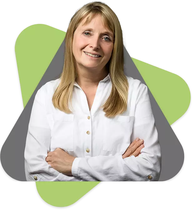 Portraitfoto von Jutta Simon im Hintergrund sind Dreiecksformen zu sehen.